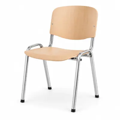 Konferenzstuhl ISO WOOD CR mit heller Holzsitzfläche, Holzrückenlehne und Chromgestell in vorderer Schrägansicht.