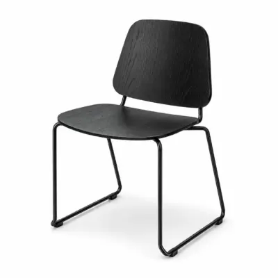 Konferenzstuhl Nevada Schwarz mit schwarzer Holzsitzfläche, schwarzer Rückenlehne und Metallgestell