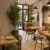 Moderne Gastronomiemöbel für kleine Restaurants mit platzsparenden Tischen, Stühlen und Sitzbänken