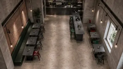 Café im Industrial Style aus der Vogelperspektive mit paralleler Tischanordnung